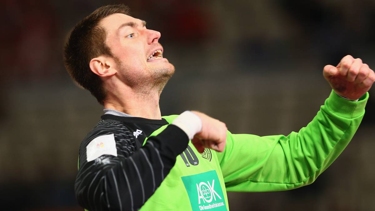 Auch wenn er gerade nicht in Aktion tritt, ist Lichtlein emotional und gestenreich voll dabei - als wolle er gern selbst in den Angriff des DHB-Teams eingreifen