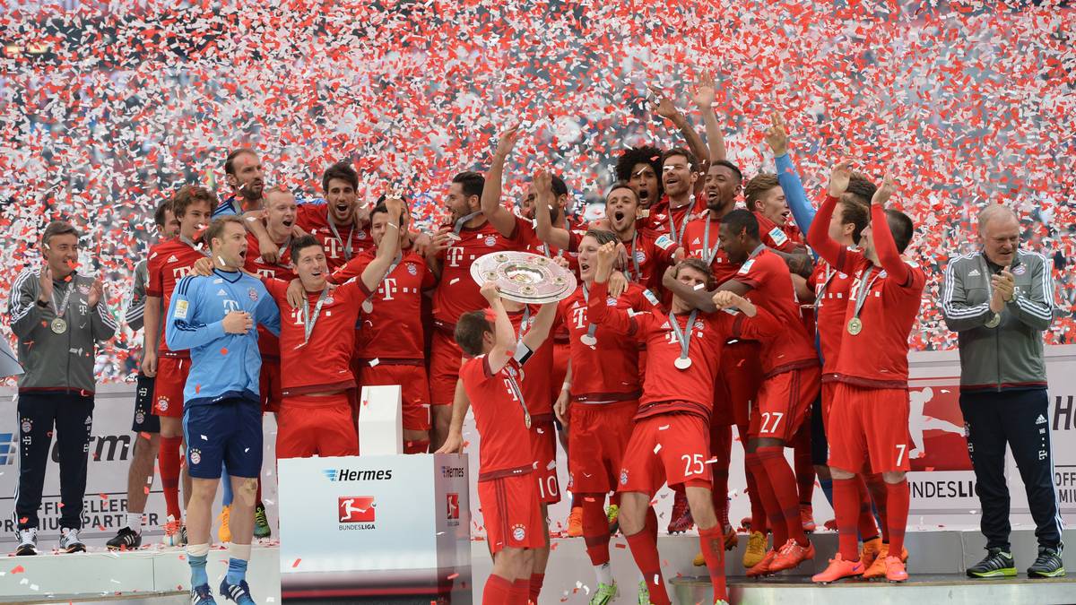 Mit der Schale in der Hand gehen die Feierlichkeiten so richtig los. Die Bilder sprechen für sich