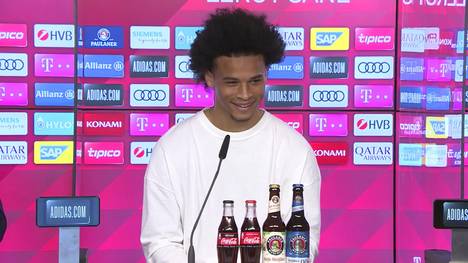 Der FC Bayern stellt Neuzugang Leroy Sané vier Wochen nach seiner Vertragsunterschrift offiziell vor. Dabei kam unter anderem heraus, dass auch Joshua Kimmich beim Transfer mitgemischt hat.