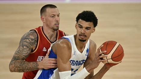 Wembanyama (r.) bei Olympia im Duell mit Daniel Theis
