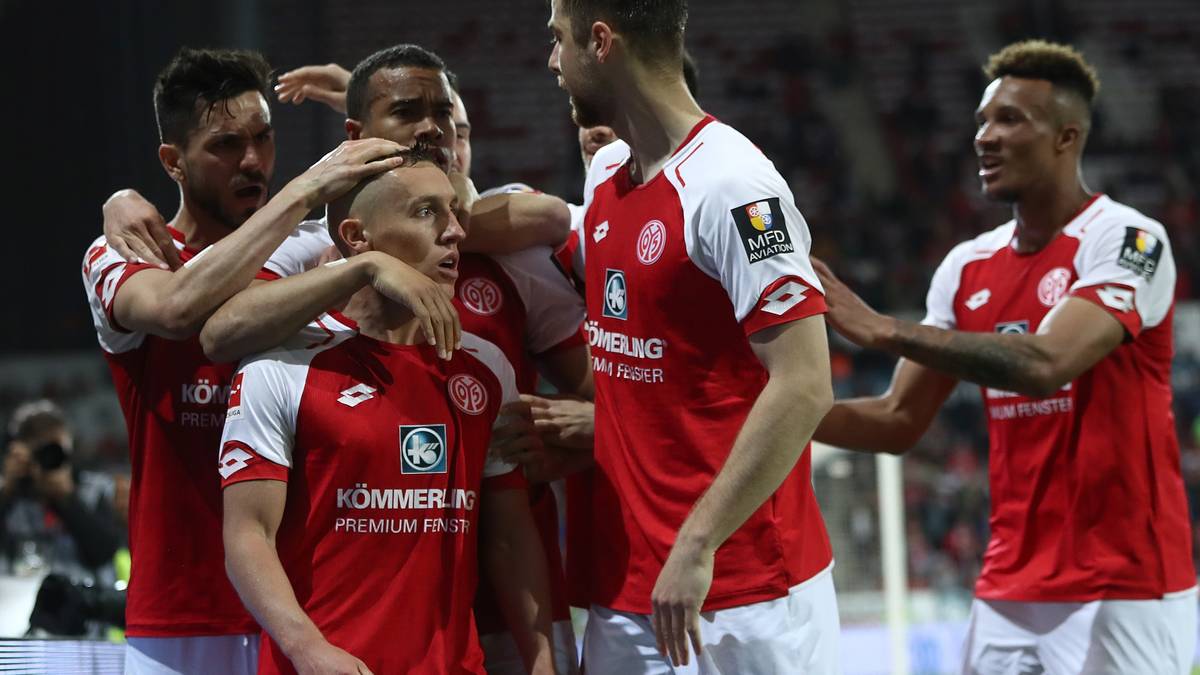 In der Schlussphase patzt Freiburg-Keeper Schwolow. De Blasis muss nur den Ball ins leere Tor schieben - braucht dafür aber die Hilfe des Innenpfosten. Das 2:0 ist die Entscheidung