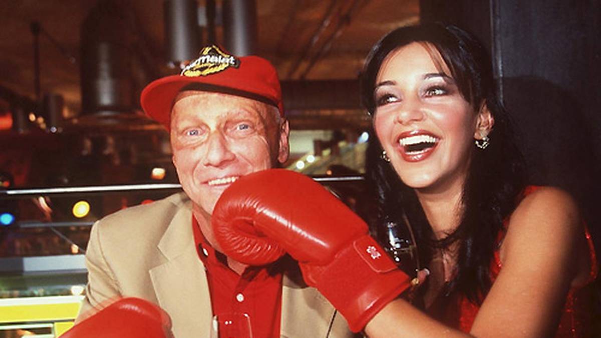 Lauda amüsiert sich mit Verona - zu diesem Zeitpunkt noch - Feldbusch. Auch in der Filmbranche fasst Lauda Fuß. Nach einem Gastauftritt im Film "Feuer, Eis & Dynamit" schenkt er der Figur "The King" im Film "Cars" seine Stimme