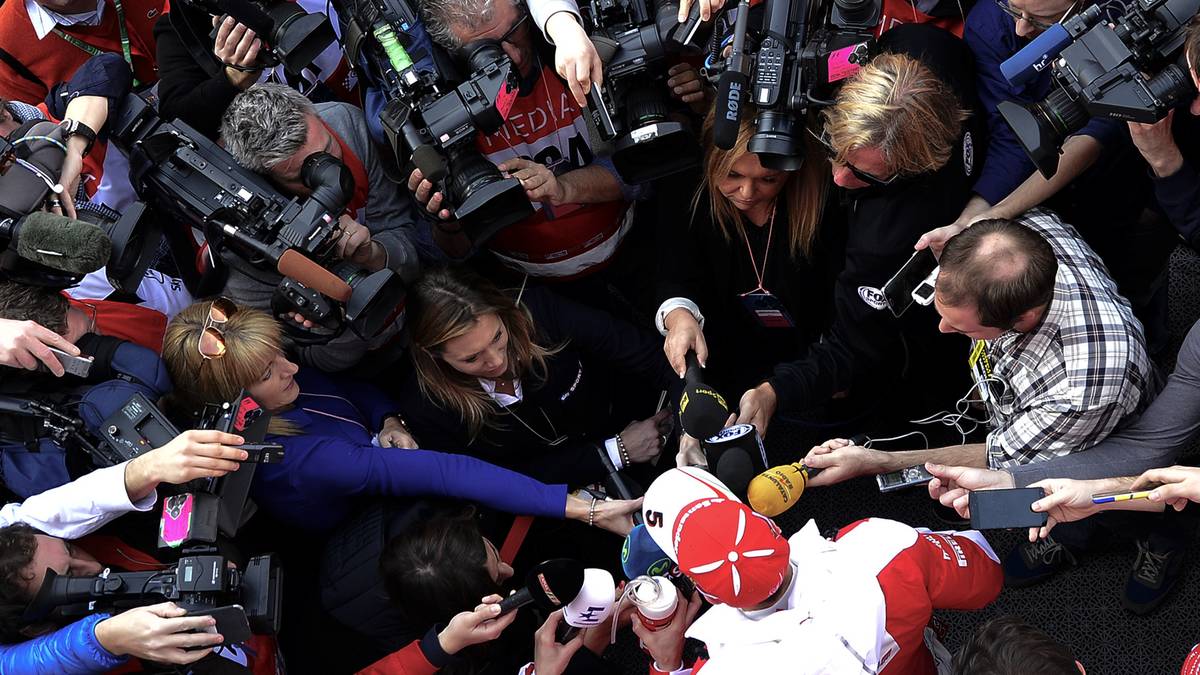 Sebastian Vettel ist ein gefragter Gesprächspartner der Journalisten. Der Heppenheimer will mit dem neuen Ferrari in dieser Saison die Silberpfeile angreifen