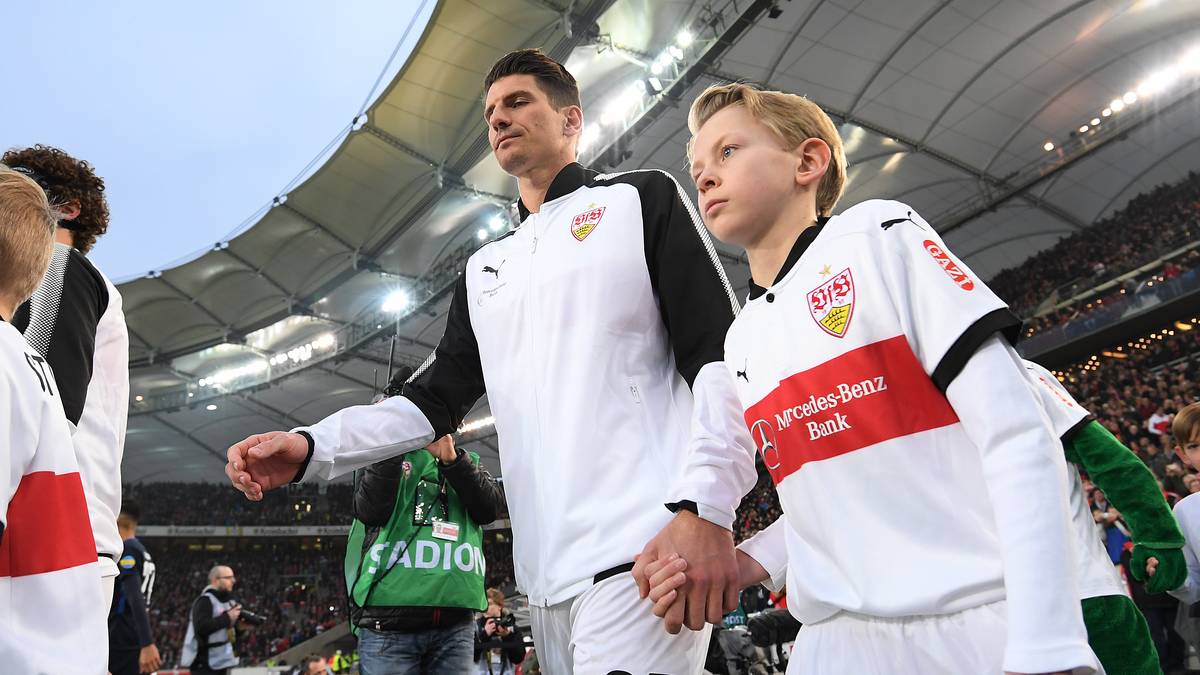 Die Samstagspartien des 18. Spieltags der Bundesliga finden ohne Meister FC Bayern München und Borussia Dortmund statt. Die Bayern siegten am Freitag 3:1 in Leverkusen, der BVB empfängt den VfL Wolfsburg, den Ex-Klub von Mario Gomez. Gomez feiert in Stuttgart beim Spiel gegen Berlin seine Rückkehr zum VFB