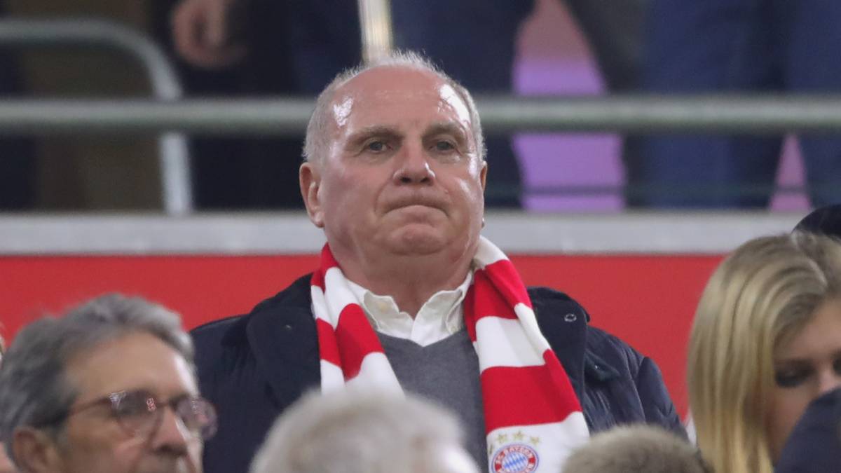 Hoeneß lässt die Attacken zunächst unbeantwortet, aber hinter den Kulissen brodelt es. Ende November 2018 kommt schließlich heraus: Hoeneß hat Breitner übermitteln lassen, er solle sich nicht mehr auf der Ehrentribüne der Bayern blicken lassen