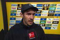 Junior Adamu sieht nach einer Tätlichkeit im Spiel gegen Dortmund die rote Karte. Trainer Julian Schuster hat eine klare Meinung zu diesem Platzverweis. 