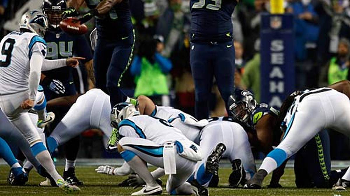 Und auch sonst verbreitet er Angst und Schrecken bei den Panthers: Hier blockt Chancellor einen Field-Goal-Versuch von Graham Gano ab