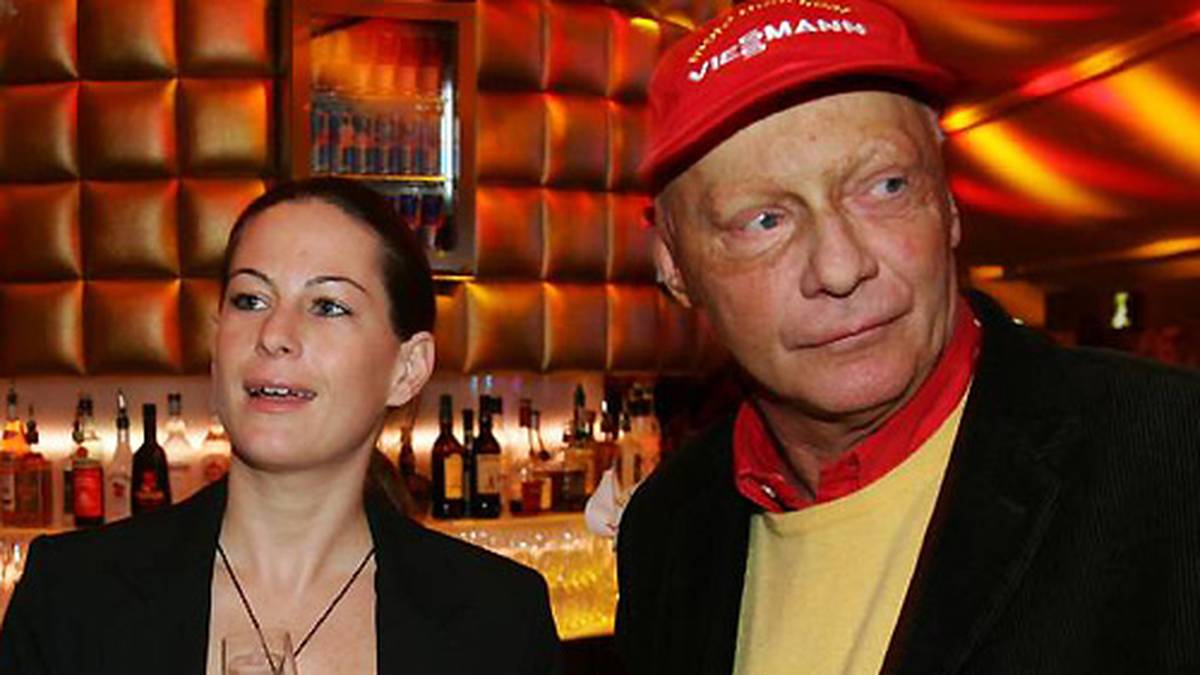 Mit Birgit Wetzinger ist Lauda seit 2008 verheiratet. Als Folge der Medikamente nach seinem Unfall lässt seine Nierenfunktion stark nach. Er bekommt zwei Nieren transplantiert, die erste spendet sein Bruder Florian, die zweite Wetzinger