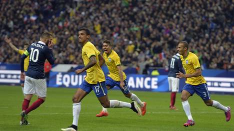 Luiz Gustavo (2.v.r.) trifft zum 3:1 für Brasilien