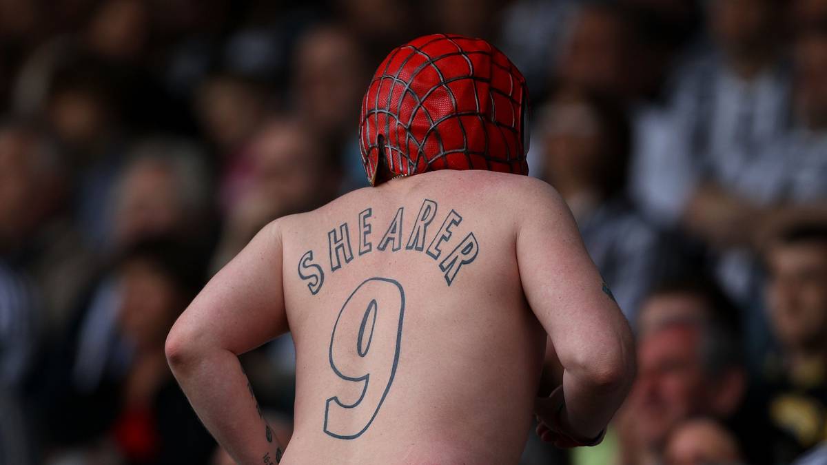 Vereinswappen hat doch jeder. Dieser Newcastle Fan hat stattdessen den Namen seines Helden und Newcastle Ikone Alan Shearer auf den Rücken stechen lassen