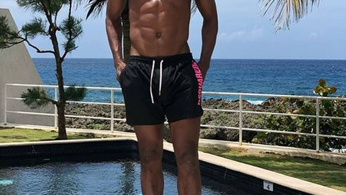 Herthas Solomon Kalou hat mit der Elfenbeinküste die WM-Qualifikation verpasst und entspannt stattdessen auf Jamaika - man beachte die Schuhwahl