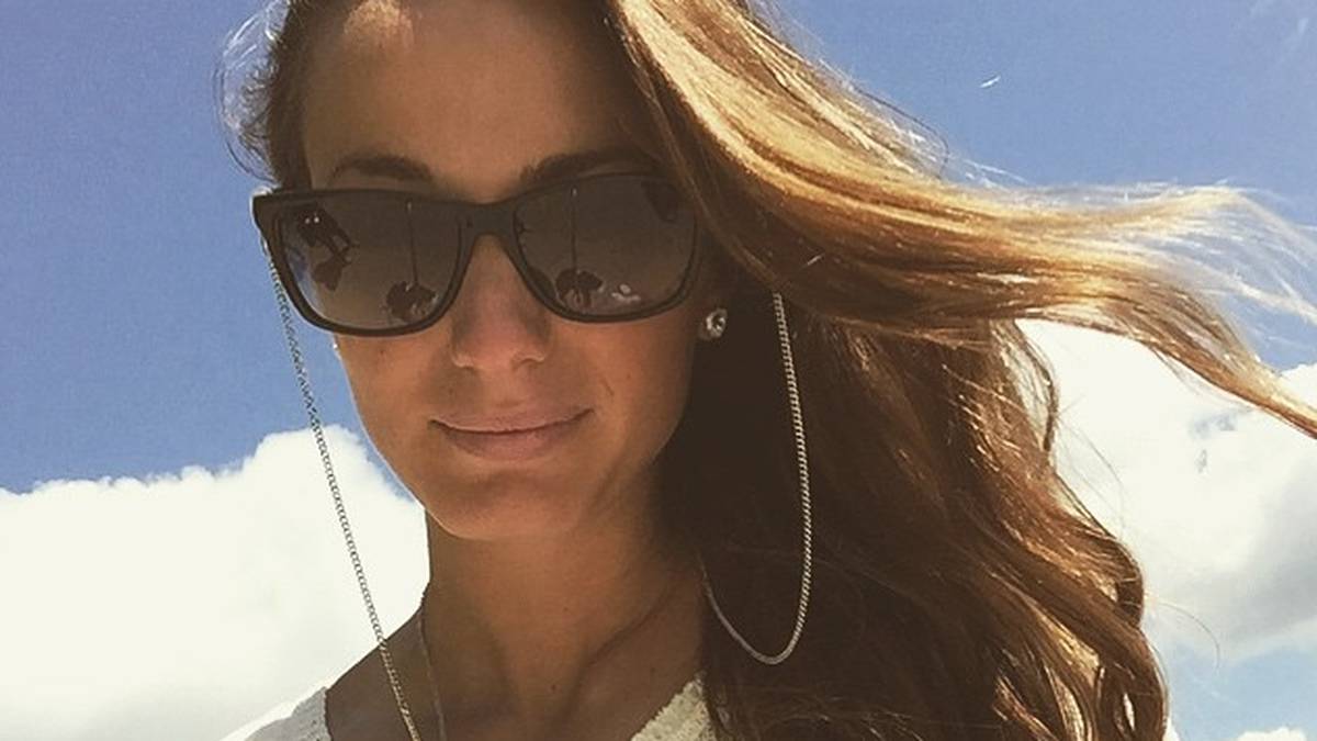 Asllani wurde 1989 in Kristianstad als Kind kosovo-albanischer Eltern geboren