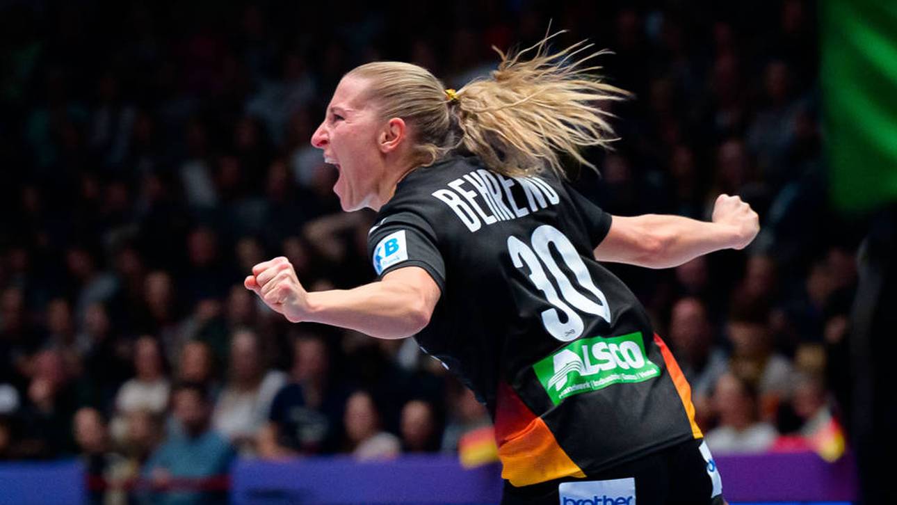Jenny Behrend feiert mit den DHB-Frauen den Einzug in die WM-Hauptrunde
