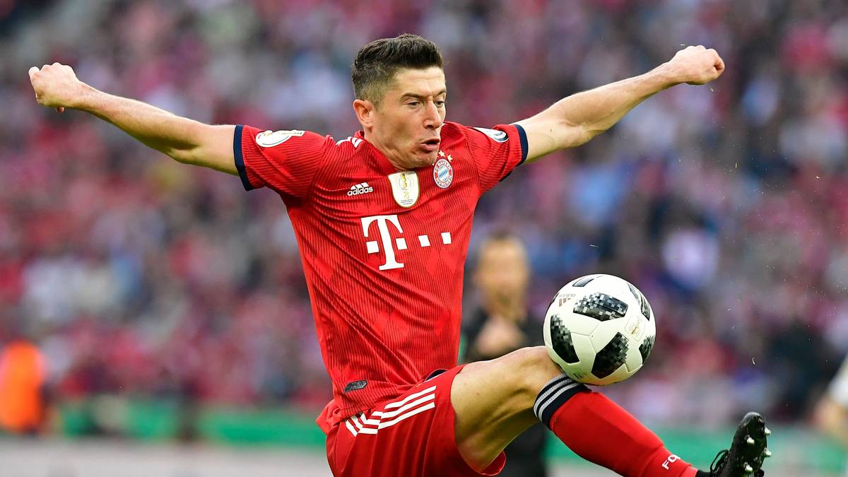 Am liebsten würde Lewandowski zu Real Madrid wechseln. Das Problem ist nur: Dort will ihn niemand so richtig haben. Stattdessen vermeldete der "Corriere dello Sport" , Italiens Serienmeister Juventus Turin interessiere sich für den Polen. Außerdem im Gespräch: PSG, Manchester United und der FC Chelsea