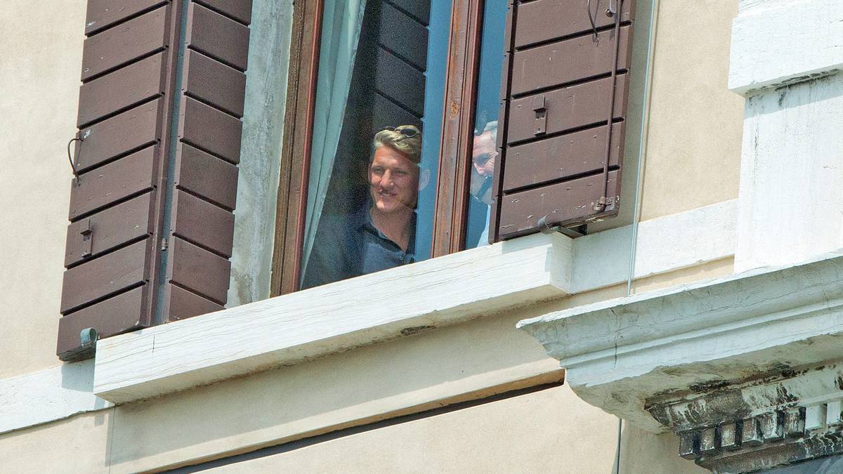 Zuvor zeigt sich Schweinsteiger noch im legeren Look am Fenster des Hotels genauso den Paparazzi...
