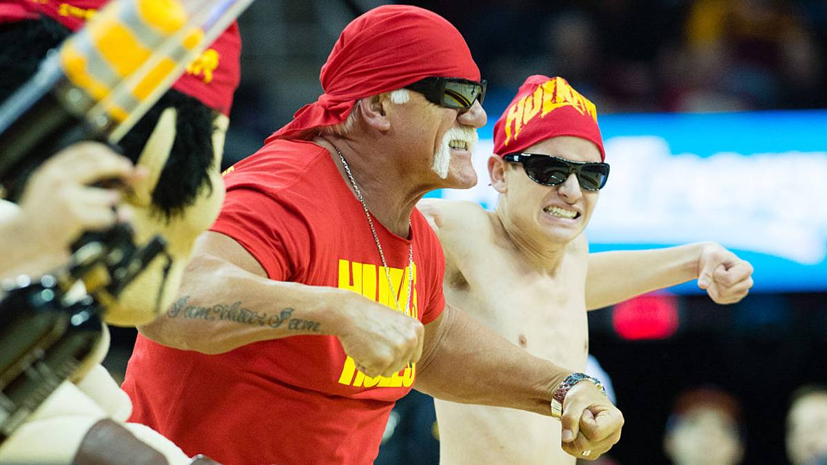 Und noch eine Wrestling-Legende fiebert mit: Hulk Hogan bezeichnet die Bucs als “seine Brüder“. Der in der Nähe von Clearwater lebende Hulkster folgt dem Team seit Jahren, hat in der Vergangenheit sogar das Trainingslager der Bucs besucht und mit einigen Spielern für Fotos posiert