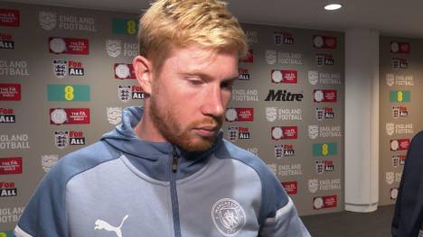 Erling Haaland hat im Community Shield gegen Arsenal lediglich 13 Ballaktionen für Manchester City, bevor er in der 64. Minute ausgewechselt wird. Kevin De Bruyne äußert sich zur Verfassung seines Teamkollegen.