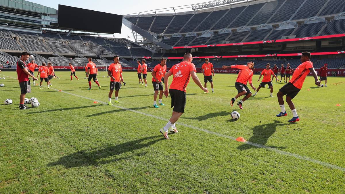 Die Mannschaft absolviert eine Einheit auf dem Rasen des beeindruckenden Soldier Field Stadiums in Chicago