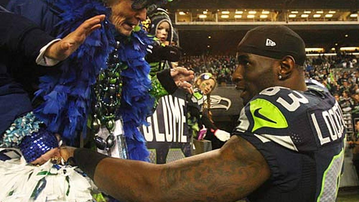 Hall-of-Famerin grüßt Super-Bowl-Champion. Seattle-Kultfan "Mama Blue" gratuliert Richardo Lockett zum Sieg. Die 83-Jährige ist seit 1999 Mitglied der Pro Football Hall of Fame