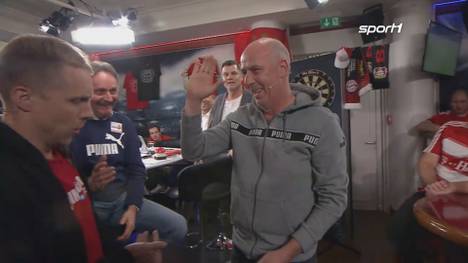 Mario Basler und Peter Neururer sorgten mit ihren Versuchen am Dartsboard für legendäre Momente.