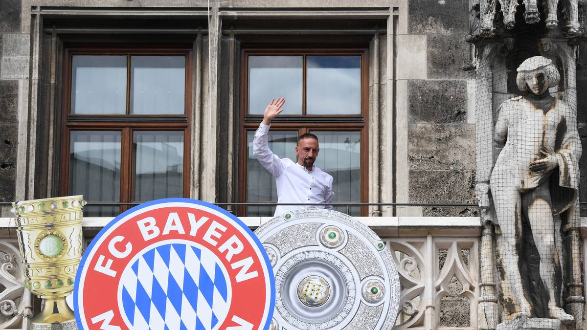 MÜNCHNER MERKUR: Florenz hat einen neuen König - Franck Ribéry ist gelandet, der Transfer zur Fiorentina ist perfekt. Der ehemalige Bayern-Star unterschreibt einen Zweijahresvertrag. Zuletzt waren Gerüchte laut geworden, dass der Franzose auch in München hätte bleiben können – wenn…