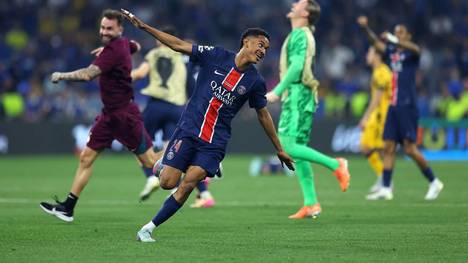 PSG-Youngster Senny Mayulu ist der drittjüngste Torschütze aller Zeiten in einem Champions-League-Finale. Nach dem Spiel kann er sein Glück kaum fassen und zeigt sich euphorisch.