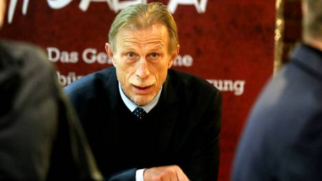 Christoph Daum hat sich selbst als Trainer der Königsblauen ins Spiel gebracht und erklärt, weshalb er sich die Nachfolge von David Wagner zugetraut hätte.