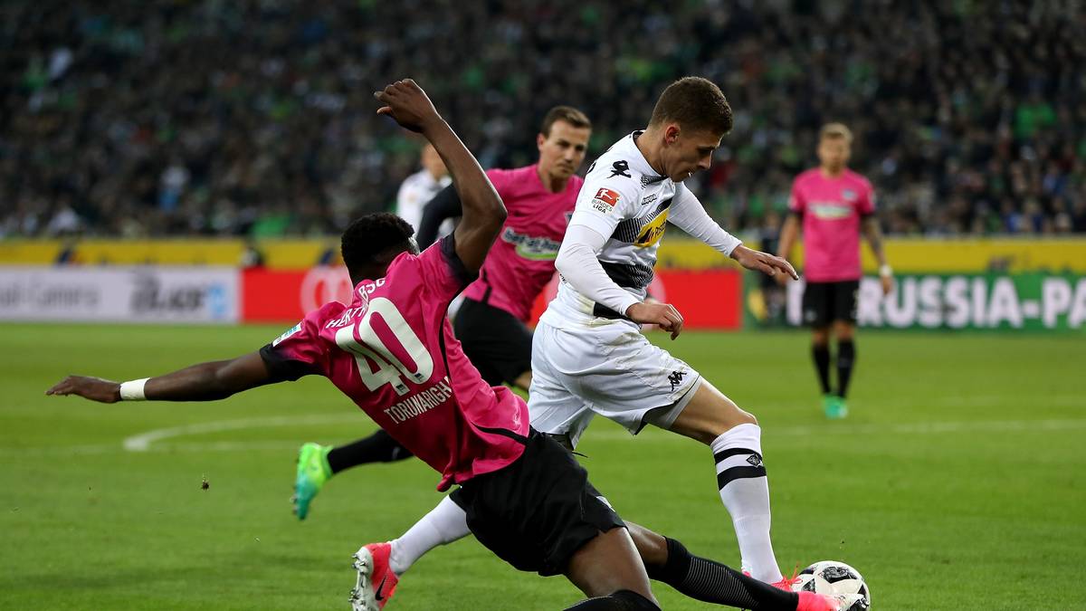 In Mönchengladbach empfängt die Borussia Hertha BSC zum Duell um Europa. Die Mannschaft von Gladbach-Trainer Dieter Hecking braucht jeden Sieg, um noch ins internationale Geschäft zu kommen