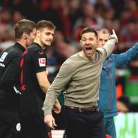 Bayer Leverkusen schlägt gegen den VfB Stuttgart erneut spät zu - und lässt Trainer Xabi Alonso ratlos zurück.