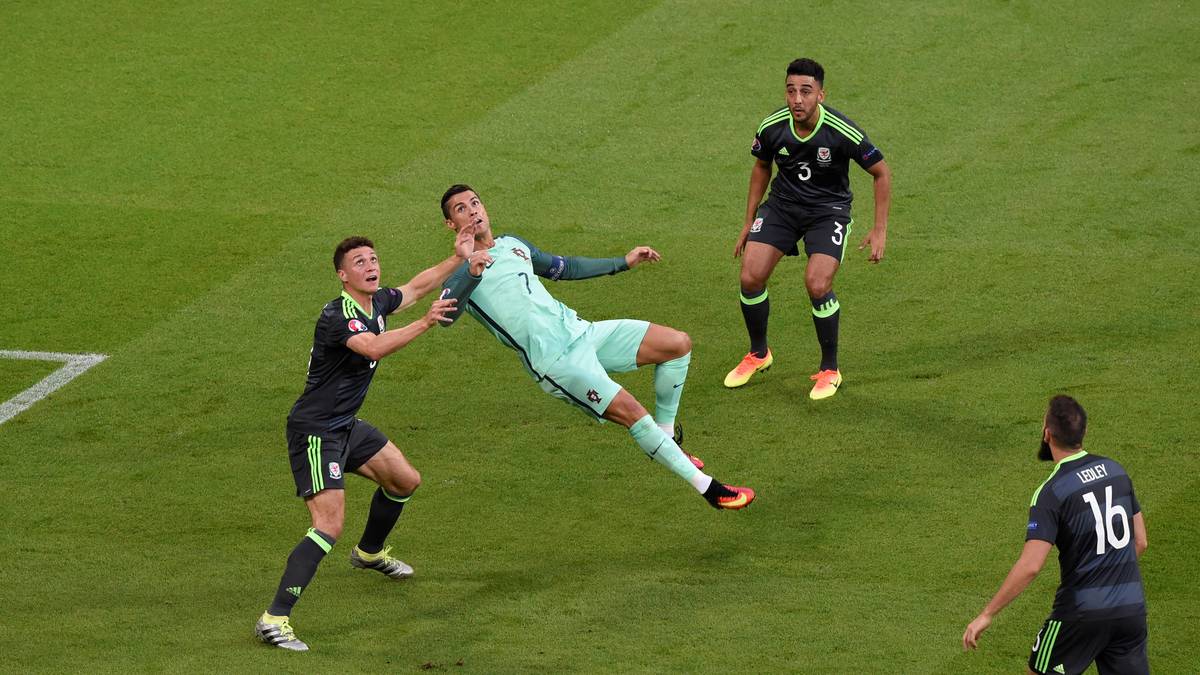 Auf der anderen Seite probiert es Cristiano Ronaldo artistisch, verfehlt in dieser Szene aber den Ball