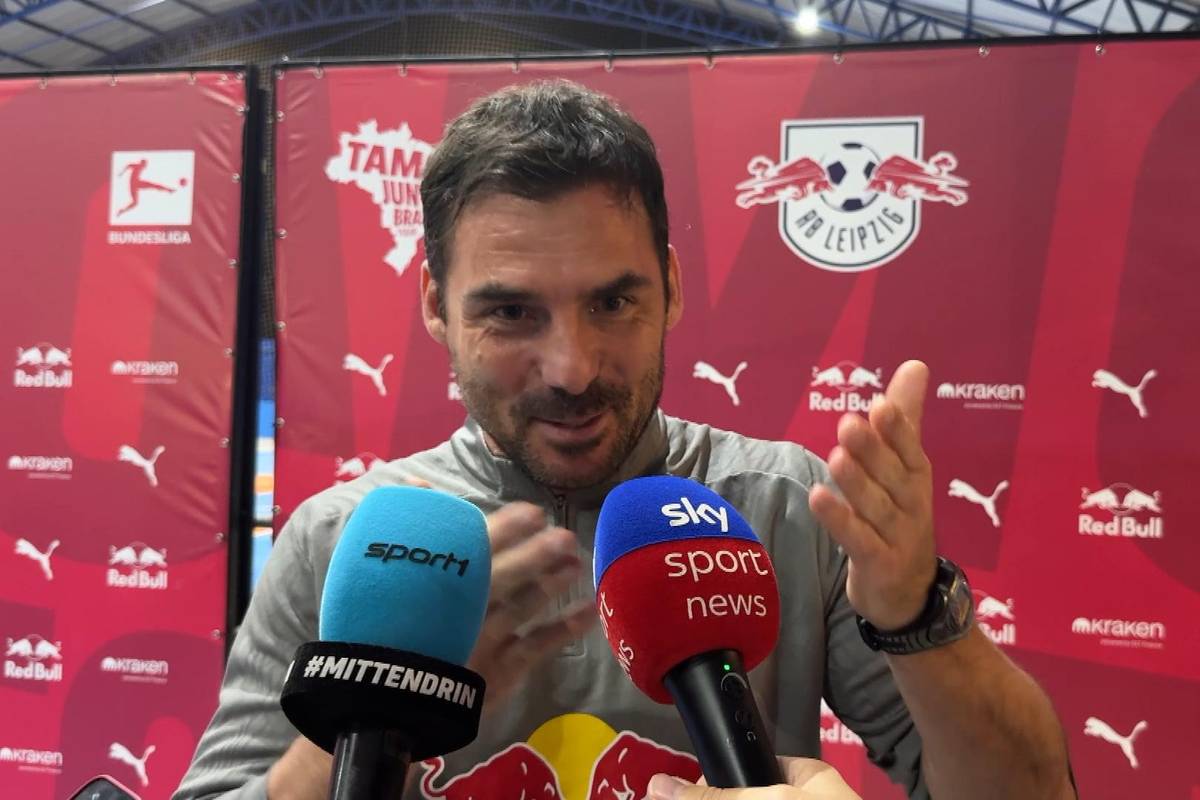 RB Leipzigs Interimstrainer Zsolt Löw hat eine kuriose Bitte an die deutschen Medien geäußert.