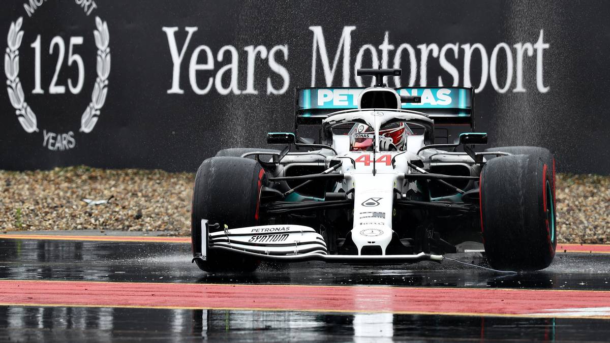 Der Brite hatte allerdings mehr Glück als Leclerc. Hamilton konnte sich mit einer ramponierten Nase zur Box retten und dann mit einem neuen Frontflügel weiterfahren. Am Ende reichte es aber nach einem weiteren Dreher nur zu Platz elf. Damit hatte er aber mehr Glück als sein Teamkollege Valtteri Bottas, der in der ersten Kurve das Rennen beenden musste