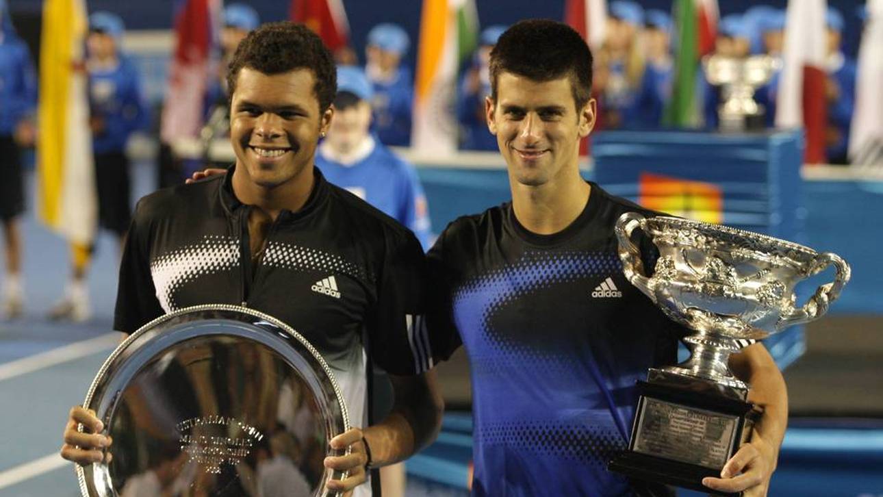 Jo-Wilfried Tsonga (r.) und Sieger Novak Djokovic (l.) präsentieren ihre Trophäen bei den Australian Open 2008