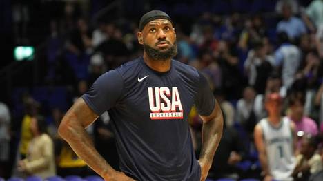 Die Basketball-Superstars aus den USA entgehen einer Riesen-Blamage in der Olympia-Vorbereitung gegen den Südsudan nur knapp. Erst NBA-Superstar LeBron James entscheidet das Duell für den Vorrunden-Gegner Deutschlands - und spricht hinterher Klartext.