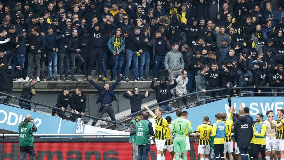 Niederlande: Tribüne bricht unter hüpfenden Fans zusammen