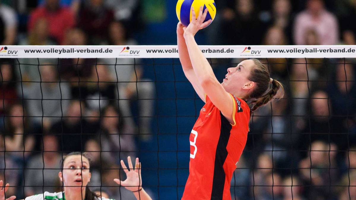 DENISE HANKE (Zuspiel, SSC Palmberg Schwerin): Hanke spielt bereits seit 2007 in Schwerin und gewann dort fünfmal die deutsche Meisterschaft. Die gebürtige Berlinerin versuchte sich auch im Ausland. Doch nach erfolglosen Jahren in der Türkei und in Polen kehrte sie nach Schwerin zurück. In der Nationalmannschaft glänzt sie durch ihren fulminanten Linkshänder-Sprungaufschlag