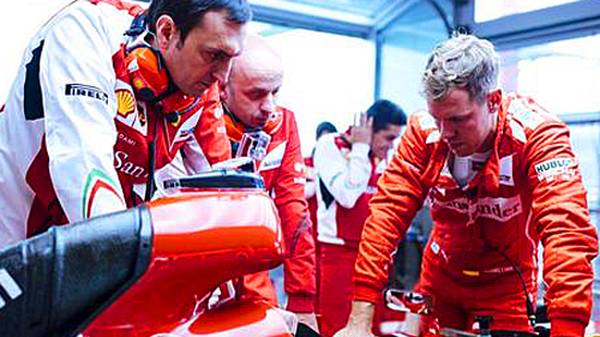 "So sieht also mein neuer Dienstwagen aus." Der viermalige Weltmeister wirft einen genauen Blick auf den Ferrari. Um keinen Ärger mit Vettels Noch-Arbeitgeber Red Bull zu bekommen, ist es allerdings nur der zwei Jahre alte F2012, mit dem Vettel knapp 100 Runden absolviert (Copyright: twitter@ScuderiaFerrari)