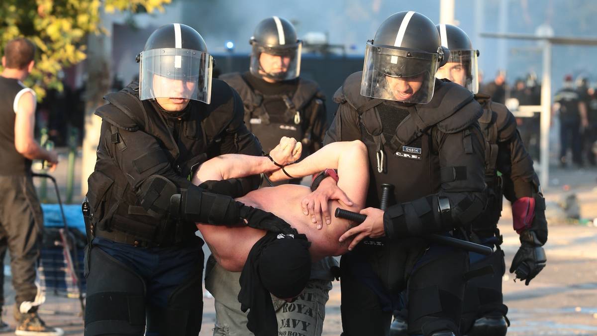 Berichten zufolge kommt dabei auch Tränengas zum Einsatz