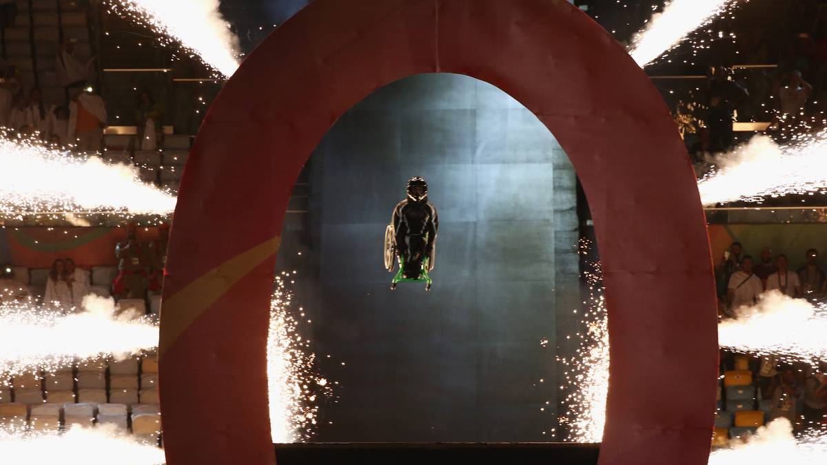 Der US-amerikanische Rollstuhlsportler ist bislang der einzige Mensch, der einen Backflip, einen doppelten Backflip sowie einen Frontflip im Rollstuhl zustande gebracht hat