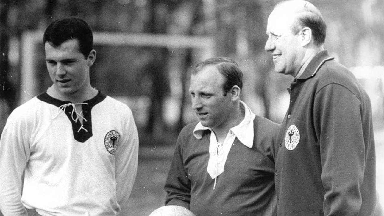 Uwe Seeler zusammen mit Franz Beckenbauer und Bundestrainer Helmut Schön