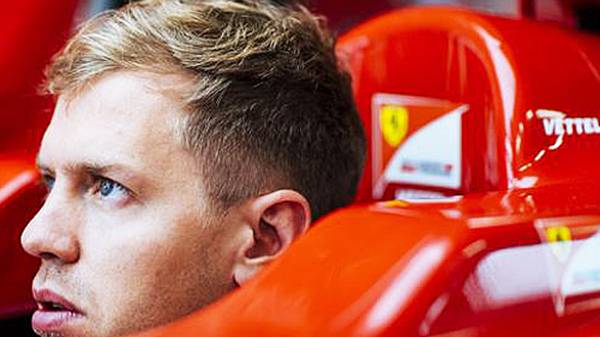 Dann sitzt sich Vettel zum ersten Mal in ein Formel-1-Auto der Scuderia. Ein Kindheitstraum von ihm geht damit in Erfüllung (Copyright: twitter@ScuderiaFerrari)