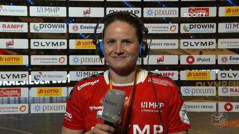 Anna Loerper darf zum krönenden Abschluss ihrer beeindruckenden Karriere den DHB-Pokal hochrecken. Mit Tränen in den Augen hält sie ein Plädoyer für den Frauen-Handball.