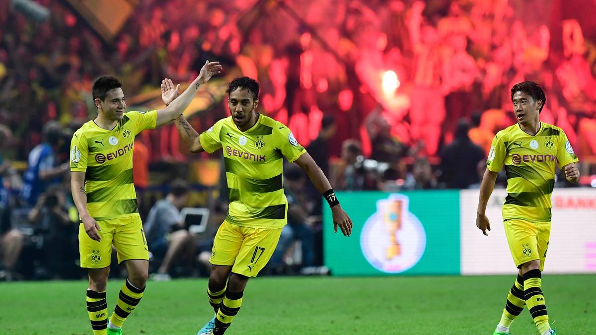 Vier Minuten später ist es dann soweit: Weil SGE-Keeper Lukas Hradecky Pulisic elfmeterwürdig fällt, darf der Gabuner sein Glück vom Punkt versuchen - und bleibt dabei eiskalt