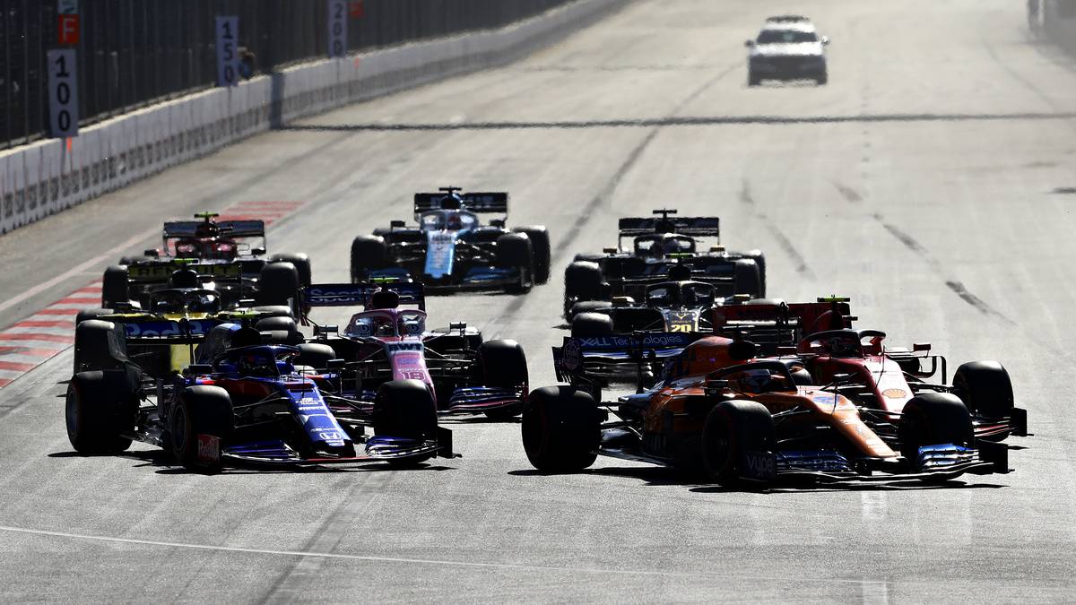 Die gehen schon beim verpatzten Start verloren. Zudem foltert er die Reifen auf der Vorderachse zu Beginn, so dass diese früh in die Knie gehen. Eine Menge Lehrgeld, das der Thailänder bezahlt 