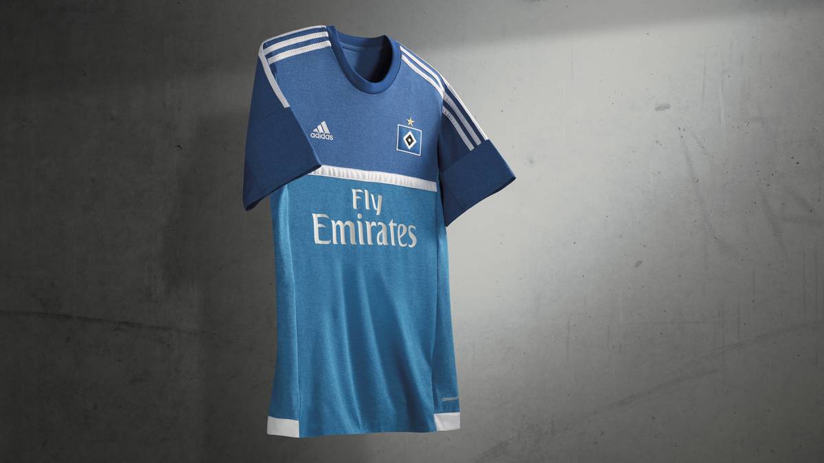Ganz im frischen Meeresblau spielt der Hamburger SV nächste Saison auswärts auf. Markant ist der der weiße Streifen quer über die Brust