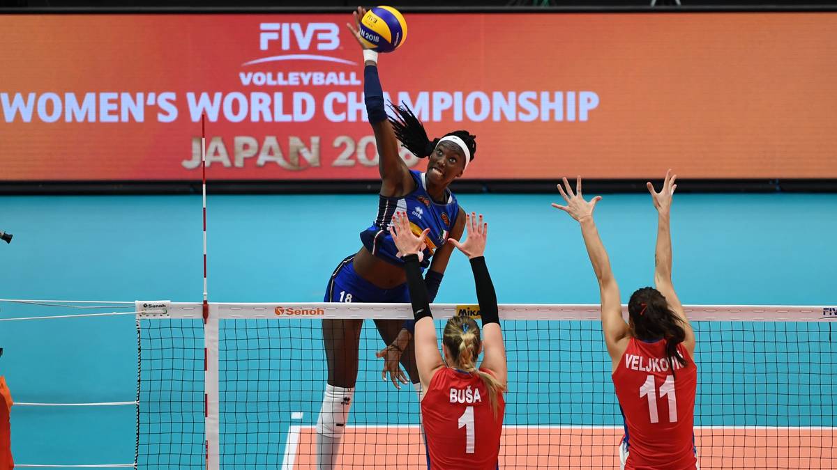 Berscheidt: "Italien hat 2018 bewiesen, dass es einem großen Titel sehr nah kommen kann. Aktuell ist das Team von Trainer Davide Mazzanti in starker Verfassung und hat eine absolute Überspielerin in seinen Reihen: die 21 Jahre alte Diagonalangreiferin Paola Egonu (Bild). Mit Italien ist definitiv zu rechnen"