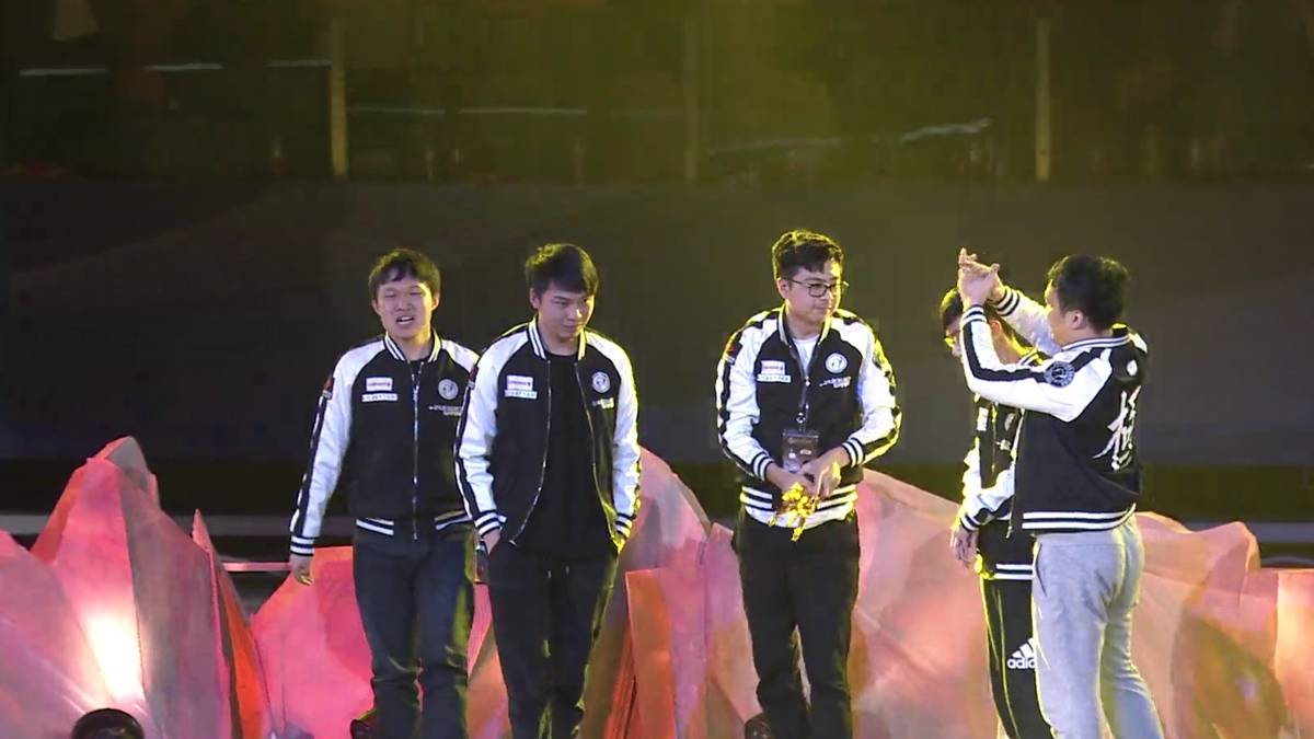 Direkt davor liegt Invictus Gaming, die sich in Shanghai aus dem Nichts an die Spitze gespielt haben und sogar OG in der Revanche deutlich mit 3:0 schlugen - sie sind der DAC-Champion