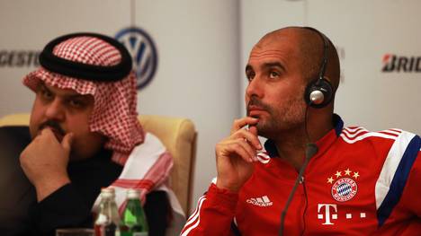 Prinz Abdulrahman bin Musaid und Pep Guardiola vom FC Bayern auf einer Pressekonferenz