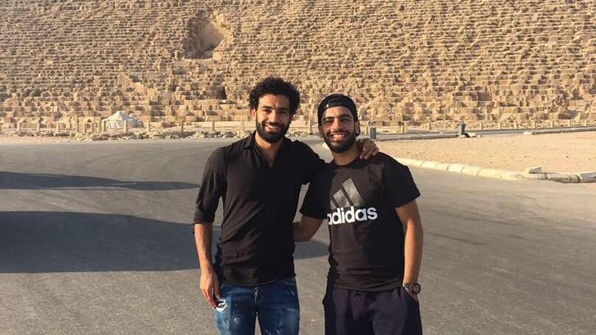Der aus dem ägyptischen Farmerdorf Nagrig stammende Salah wurde behüteter von seinen Eltern aufgezogen. Aber auch er lebte keineswegs im Luxus. Sein Zuhause war ein dreistöckiges Gebäude, in dem er gemeinsam mit seinem Bruder Nasr (r.) großgezogen wurde