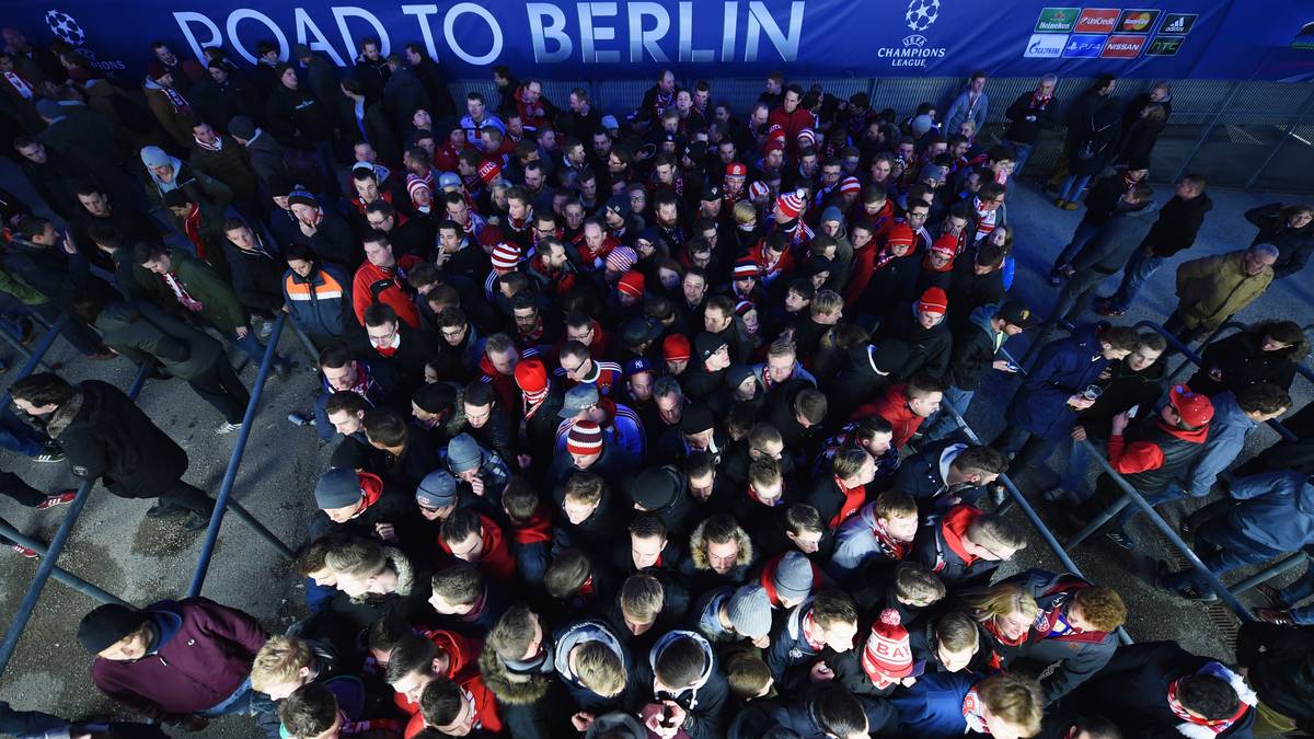 Road to Berlin, das ist das Motto des FC Bayern in der Champions League. In der deutschen Hauptstadt findet das diesjährige Finale der Königsklasse statt. Doch zunächst mal müssen die Münchner im Achtelfinal-Rückspiel Schachtjor Donezk aus dem Weg räumen. Die Fans drängen in die Allianz Arena...